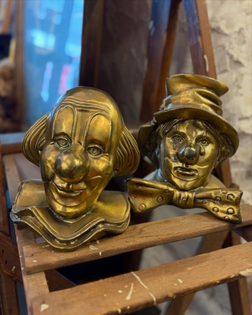 【Vintage Recommend Item🇺🇸】40s Brass Clown Head Bookends1940年代のリアルな造形のBrass(真鍮)製クラウンヘッドブックエンドセット。真鍮のブックエンドの為、かなりズッシリ重量がありブックエンドとしてももちろんオブジェとしても活躍してくれます。縦:約14㎝ 横:約12㎝店頭・オンラインストアにて🤝⬛︎ 営業時間 : 11:00~19:00
⬛︎ 北海道札幌市白石区北郷9条7丁目10-2
⬛︎ 駐車場有
⬛︎ ONLINE STOREはプロフィール欄へ。
⬛︎ 定休日はInstagram固定投稿にてご確認下さい。#delinquentbros
#デリンクエント
#非行兄弟
#古着
#札幌