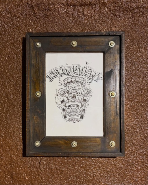 【Recommend item🇺🇸】Delinquent Bros Wood Frame Artウッドフレームは1点、1点サイズ・雰囲気に合うようオーダーし、日本の職人がハンドメイドで製作しております。Delinquent Bros Artに合わせてウッドフレームを作ることによって1つの作品なっております。全て1点モノとなっております。お部屋やガレージ•お店のインテリアとしてもオススメ。※フレームは全て新品ですが保管による小傷・スレがある場合が御座います。店頭・オンラインストアにて🤝⬛︎ 営業時間 : 11:00~19:00
⬛︎ 北海道札幌市白石区北郷9条7丁目10-2
⬛︎ 駐車場有
⬛︎ ONLINE STOREはプロフィール欄へ。
⬛︎ 定休日はInstagram固定投稿にてご確認下さい。#delinquentbros
#デリンクエント
#非行兄弟
#古着
#札幌