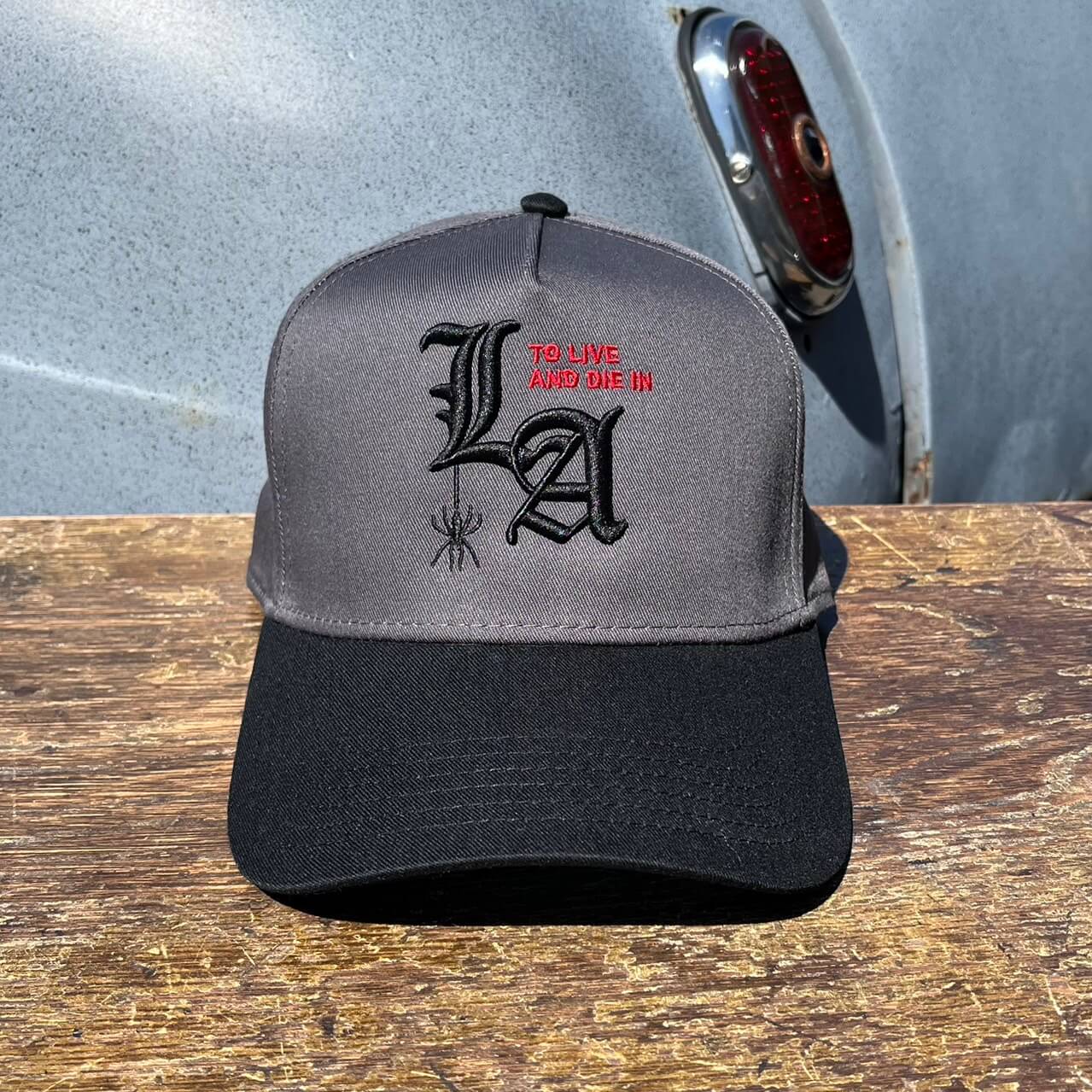 To live and Die in LA 5 Panel Snap Back Cap　CHARCOAL×BLACK
