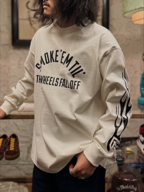 【New Arrival 🏁】“SMOKE’ EM TIL’ THE WHEELS FALL OFF” L/S TEEDelinquent Bros JAPANに併設されている車整備工場、ADDICSTAR.INC GLISTERからリリースされるロングスリーブTシャツ。フロントに”SMOKE’ EM TIL’ THE WHEELS FALL OFF”＝【タイヤが外れるまで走り続けろ】という車整備工場のTシャツとは思えないメッセージで洒落が効いているデザインに。プリントカラーは雰囲気のあるオフホワイト(BLACKの場合)を採用し袖にはGSファイヤーボールをプリント、存在感抜群な1着に仕上がっている。ボディには油分が少ないシャリ感のあるアメリカコットン100％使用し、独特な乾いた肌触りと硬めの質感が楽しめ8.1ozと厚みのある仕上がりになっております。アメリカンスタイルのTシャツに良く使用される、オープンエンド糸を生地に使っている為、洗いをかけると凹凸が生まれ縮む性質がありますのでサイズ選びにご注意ください。COLOR : OFF WHITE / BLACKSIZE : L / XL /XXL【XXLサイズ：170㎝70㎏着用】店頭又はONLINE STOREにて🤝⬛︎ 営業時間 : 11:00~19:00
⬛︎ 北海道札幌市白石区北郷9条７丁目10-2
⬛︎ 駐車場有
⬛︎ 定休日はInstagram固定投稿にてご確認下さい。