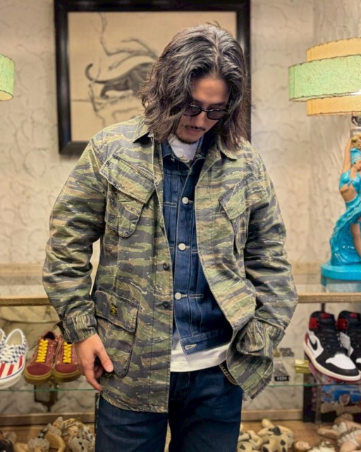 【Delinquent Bros Recommend  Item🇺🇸】”Therapist”Vintage Style Fatigue Jacket1960年代、ベトナム戦争時に米軍で採用されていたファティーグジャケットにDelinquent Brosの独自のフィルターを通しアップデート。バックはDelinquent Brosらしい不良な雰囲気が漂うグラフィック。熱帯地向けに開発された為ジャケットとは言うものの、薄手で軽い羽織やインナーとしてもオススメ。ヴィンテージ加工を施すことにより、柔らかく着込まれたVintage Styleに。⬛︎ 営業時間 : 11:00~19:00
⬛︎ 北海道札幌市白石区北郷9条７丁目10-2
⬛︎ 駐車場有
⬛︎ ONLINE STOREはプロフィール欄へ。
⬛︎ 定休日はInstagram固定投稿にてご確認下さい。#delinquentbros
#デリンクエント
#非行兄弟
#古着
#札幌