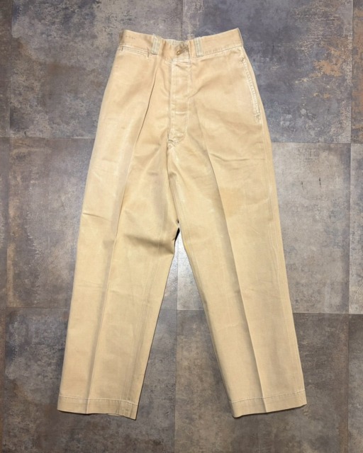 【Vintage Recommend  Item🇺🇸】50s TROUSERS MEN’S COTTON UNIFORM TWILLウエスト：70㎝　股上：31.5㎝　股下：72㎝　裾幅：22.5㎝⬛︎ 営業時間 : 11:00~19:00
⬛︎ 北海道札幌市白石区北郷9条７丁目10-2
⬛︎ 駐車場有
⬛︎ ONLINE STOREはプロフィール欄へ。
⬛︎ 定休日はInstagram固定投稿にてご確認下さい。#delinquentbros
#デリンクエント
#非行兄弟
#古着
#札幌