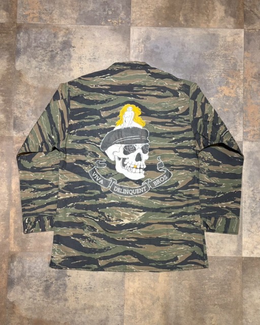【Delinquent Bros Recommend  Item🇺🇸】”VIVA Delinquent Bros”Vintage Style Fatigue Jacket1960年代、ベトナム戦争時に米軍で採用されていたファティーグジャケットにDelinquent Brosの独自のフィルターを通しアップデート。バックはDelinquent Brosらしい不良な雰囲気が漂うグラフィック。熱帯地向けに開発された為ジャケットとは言うものの、薄手で軽い羽織やインナーとしてもオススメ。ヴィンテージ加工を施すことにより、柔らかく着込まれたVintage Styleに。⬛︎ 営業時間 : 11:00~19:00
⬛︎ 北海道札幌市白石区北郷9条７丁目10-2
⬛︎ 駐車場有
⬛︎ ONLINE STOREはプロフィール欄へ。
⬛︎ 定休日はInstagram固定投稿にてご確認下さい。#delinquentbros
#デリンクエント
#非行兄弟
#古着
#札幌