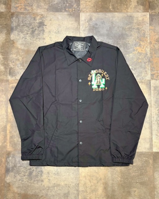 【Delinquent Bros Recommend  Item🇺🇸】“Peek a Boo” Coach Jacketバックと胸にDelinquent Bros/デリンクエントブロスらしいグラフィックが映えるコーチジャケット。襟元にはキスマークの刺繡入り。軽い羽織としてもオススメで裏地の無い1枚地になっている為、パーカー等との重ね着にも◎。防風性に優れており裾部分にはドローコードがついているので、スタイルによってシルエット調整出来るのも嬉しいポイント。⬛︎ 営業時間 : 11:00~19:00
⬛︎ 北海道札幌市白石区北郷9条７丁目10-2
⬛︎ 駐車場有
⬛︎ 定休日はInstagram固定投稿にてご確認下さい。#delinquentbros
#デリンクエントブロス
#デリンクエント
#非行兄弟
#札幌