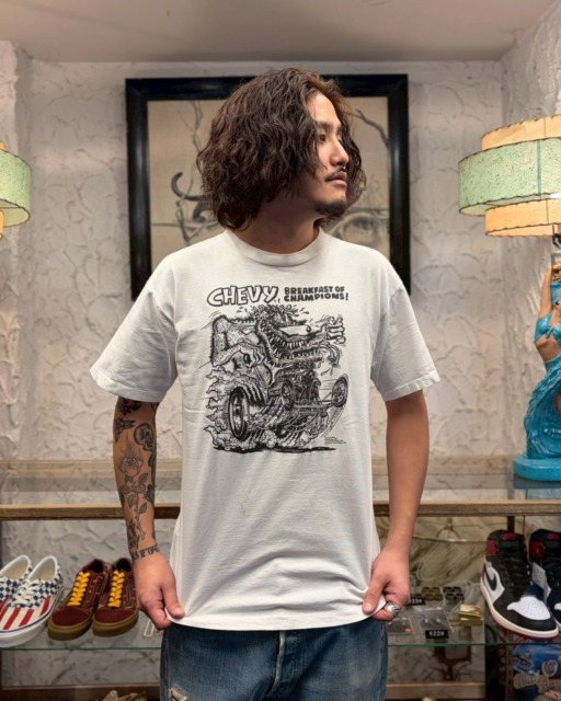 【Vintage Recommend  Item🇺🇸】90s Ed Roth “CHEVY MONSTER” Tee着丈69㎝　肩幅51㎝　身幅52㎝　袖丈20㎝【170cm 72kg 着用】⬛︎ 営業時間 : 11:00~19:00
⬛︎ 北海道札幌市白石区北郷9条７丁目10-2
⬛︎ 駐車場有
⬛︎ ONLINE STOREはプロフィール欄へ。
⬛︎ 定休日はInstagram固定投稿にてご確認下さい。#delinquentbros
#デリンクエント
#非行兄弟
#古着
#札幌
