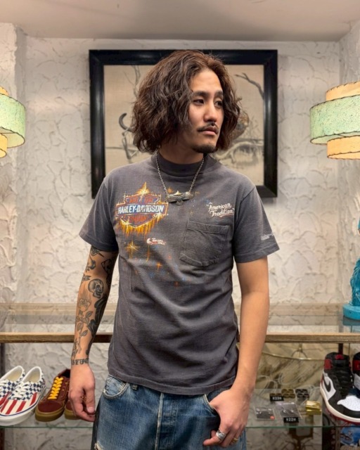 【Vintage Recommend  Item🇺🇸】80s Harley-Davidson”SUNNYVALE” Pocket Tee着丈：62㎝　肩幅：45㎝　身幅：48㎝　袖丈：18㎝【170cm 72kg 着用】⬛︎ 営業時間 : 11:00~19:00
⬛︎ 北海道札幌市白石区北郷9条７丁目10-2
⬛︎ 駐車場有
⬛︎ ONLINE STOREはプロフィール欄へ。
⬛︎ 定休日はInstagram固定投稿にてご確認下さい。#delinquentbros
#デリンクエント
#非行兄弟
#古着
#札幌