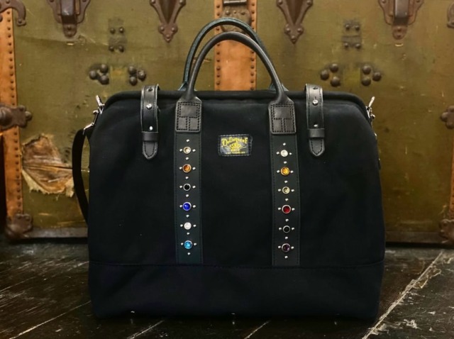 【Recommend item🇺🇸】Delinquent Brosの世界観を存分に味わえる“The Delinquent”40’s style studded Bag。ベースはアメリカの伝統的なツールバッグとして知られる”メイソンバッグ”と呼ばれるもので、バックの中にアルミフレームが組み込まれており荷物が多い場合でもラクラク開閉。植物タンニンなめしをした本革と18オンスの肉厚な重厚感のあるキャンバス地、全て本革を使用した2パターンご用意しており、どちらも長年使用する事で経年変化を楽しむことが出来ます。プライベート・仕事どちらも活躍してくれるオススメなアイテムとなっております。オンラインストア・店頭にて🤝【Canvas 各色 : ¥43,780】【Leather Black : ¥98,780】【Leather Black×White : ¥109,780】⬛︎ 営業時間 : 11:00~19:00
⬛︎ 北海道札幌市白石区北郷9条７丁目10-2
⬛︎ 駐車場有
⬛︎ 定休日はInstagram固定投稿にてご確認下さい。#delinquentbros
#デリンクエントブロス
#デリンクエント
#非行兄弟
#札幌