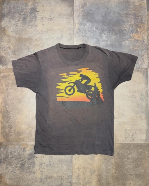 【Vintage Recommend Item🇺🇸】80s Motocross Sunset Tee着丈:64㎝ 肩幅:45㎝ 身幅:49㎝ 袖丈:18.5㎝⬛︎ 営業時間 : 11:00~19:00
⬛︎ 北海道札幌市白石区北郷9条7丁目10-2
⬛︎ 駐車場有
⬛︎ ONLINE STOREはプロフィール欄へ。
⬛︎ 定休日はInstagram固定投稿にてご確認下さい。#delinquentbros
#デリンクエント
#非行兄弟
#古着
#札幌
