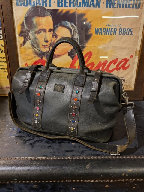 【経年変化サンプル🇺🇸】Delinquent Brosの世界観を存分に味わえる“The Delinquent”40’s style studded Bag。レザータイプを8年間、手入れ等を一切せずに使用していた経年変化サンプルです。まるでビンテージの様な表情になり、使用によるシワ・キズやカスレまでもがデザインの１つに。オイルメンテナンスをしてレザーの光沢感を楽しむか、一切手入れをせず男らしく使うのか。ここの2択で数年後の表情がグッと変わります。是非自分だけの一点に育ててあげて下さい。※最後の写真が新品の商品になります、コチラのサンプルは販売しておりません。オンラインストア・店頭にて🤝【Canvas 各色 : ¥43,780】【Leather Black : ¥98,780】【Leather Black×White : ¥109,780】⬛︎ 営業時間 : 11:00~19:00
⬛︎ 北海道札幌市白石区北郷9条７丁目10-2
⬛︎ 駐車場有
⬛︎ 定休日はInstagram固定投稿にてご確認下さい。#delinquentbros
#デリンクエントブロス
#デリンクエント
#非行兄弟
#札幌