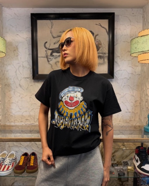 【Recommend item🇺🇸】“Nothin’ to Laugh” TeeLA Cultureを感じる不貞腐れた表情のピエロが映える。Vintage HatやFace TattooがDelinquent Brosらしい雰囲気を醸し出す。在庫少なくなってきている為、おはやめに🤝COLOR : NATURAL / BLACK
SIZE : S~XL【Sサイズ着用】⬛︎ 営業時間 : 11:00~19:00
⬛︎ 北海道札幌市白石区北郷9条7丁目10-2
⬛︎ 駐車場有
⬛︎ 定休日はInstagram固定投稿にてご確認下さい。#delinquentbros
#デリンクエントブロス
#デリンクエント
#非行兄弟
#札幌