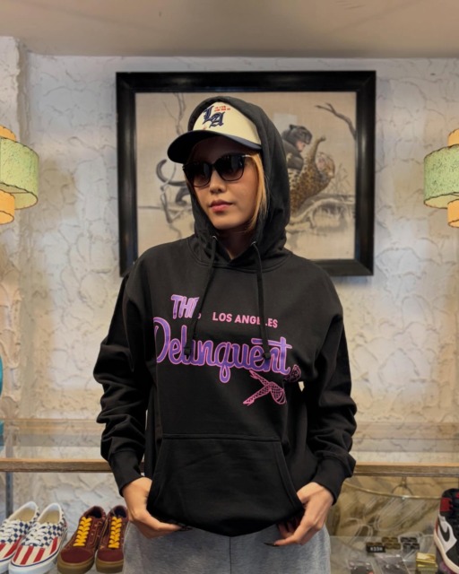 【Recommend item🇺🇸】”The Delinquent LA”HoodieDelinquent Brosのサインと愛想よく微笑むピンナップガールが愛らしい”The Delinquent LA”。フロントに映えるグラフィックがスタイリングの主役になる事間違いないアイテム。Hoodie・Teeそれぞれご用意ありますのでお気に入りな方を是非🤝
SIZE : S~XL【Mサイズ着用】⬛︎ 営業時間 : 11:00~19:00
⬛︎ 北海道札幌市白石区北郷9条７丁目10-2
⬛︎ 駐車場有
⬛︎ 定休日はInstagram固定投稿にてご確認下さい。#delinquentbros
#デリンクエントブロス
#デリンクエント
#非行兄弟
#札幌