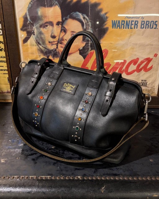 【経年変化サンプル🇺🇸】Delinquent Brosの世界観を存分に味わえる“The Delinquent”40’s style studded Bag。レザータイプを3年間、年2回程オイルメンテナンスを施した経年変化サンプルです。先ほどの投稿のエイジングとはまた異なり、定期的にメンテナンスする事によってレザー特有の光沢感がたまらない。3年間でここまで色気のある雰囲気に育ってくれ、最初はレザーが硬いですが、使用している内に柔らかく馴染んでくれます。是非自分だけの一点に育ててあげて下さい。※最後の写真が新品の商品になります、コチラのサンプルは販売しておりません。オンラインストア・店頭にて🤝【Canvas 各色 : ¥43,780】【Leather Black : ¥98,780】【Leather Black×White : ¥109,780】⬛︎ 営業時間 : 11:00~19:00
⬛︎ 北海道札幌市白石区北郷9条７丁目10-2
⬛︎ 駐車場有
⬛︎ 定休日はInstagram固定投稿にてご確認下さい。#delinquentbros
#デリンクエントブロス
#デリンクエント
#非行兄弟
#札幌