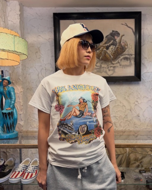 【Recommend item🇺🇸】“Blue Bayou” TeeDelinquent Brosのオーナー @ryota_delinquentbrosla
の愛車 "Blue Bayou"グラフィックが映える1着。現地にて数々の賞を受賞しているBlue Bayou(51 Plymouth)とピエロガールがリアルなLos Angelesの雰囲気が漂う、間違いなくスペシャルなアイテム。
SIZE : S~XXLCOLOR : WHITE / BLACK【Sサイズ着用】⬛︎ 営業時間 : 11:00~19:00
⬛︎ 北海道札幌市白石区北郷9条7丁目10-2
⬛︎ 駐車場有
⬛︎ 定休日はInstagram固定投稿にてご確認下さい。delinquentbros
デリンクエントブロス
デリンクエント
非行兄弟
札幌