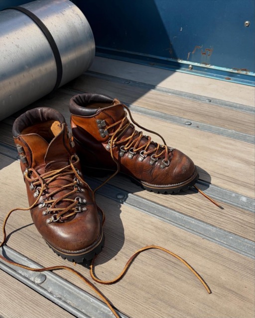 【Red wing入荷🇺🇸】80~90年代のRed wingが入荷。Red wingといえばアイリッシュセッター、エンジニアブーツが代表作とも言えますがコチラは重厚感のあるトレッキングブーツ。他のブーツには無い"ゴツさ"が足元に無骨な男らしさをプラスしてくれます。タグは嬉しい白四角犬タグ MADE IN U.S.A.。ソール新品交換しているので、すぐにお気に入りの相棒になってくれます👍SIZE : 9 D(27~27.5cm)オンラインストア又は店頭にて🤝⬛︎ 営業時間 : 11:00~19:00
⬛︎ 北海道札幌市白石区北郷9条７丁目10-2
⬛︎ 駐車場有
⬛︎ ONLINE STOREはプロフィール欄へ。
⬛︎ 定休日はInstagram固定投稿にてご確認下さい。#delinquentbros
#デリンクエント
#非行兄弟
#古着
#札幌