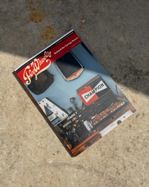 【New Arrival🇯🇵】Fly Wheels #101 Behind the Garage Doors巻頭はガレージ特集「Behind the Garage Doors」ガレージはオーナーの好きなものを詰め込み、自分だけのルールで形作られた空間。それはモーターフリークにとって永遠の憧れであり、夢。ヴィンテージカー／モーターサイクルが主役となる、Fly Wheels的ガレージの内側へ。第二特集は大洗SUNBEACH SAND-FLAT’S。
４バンガーを搭載するホットロッドとトライアンフのレースバイクをピックアップ。さらに、Custom Car ChronicleのRIK HOVING による名車図鑑“The Historic Masterpieces”や、ホットロッド＆カスタム語彙録、長瀬智也さんのホットロッド製作プロジェクト“MODEL N PROJECT”など、新連載が続々スタート!オンラインストア・店頭にて🤝⬛︎ 営業時間 : 11:00~19:00
⬛︎ 北海道札幌市白石区北郷9条７丁目10-2
⬛︎ 駐車場有
⬛︎ 定休日はInstagram固定投稿にてご確認下さい。#delinquentbros
#デリンクエントブロス
#デリンクエント
#非行兄弟