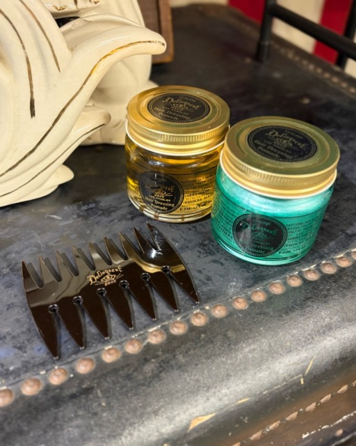 【再入荷アイテム🏁】Delinquent Bros Original Comb & Delinquent Bros Hair Dressing PomadeTHE BARBA TOKYOとのコラボオリジナルコーム&ポマードが再入荷🏁
@thebarbatokyoコラボオリジナルコームは忠実に型をおこし、細部の仕上げまで拘ったマニアにはたまらないヴィンテージのコームを再現。
素材は現代の技術を元に、熱にも強い素材にアップデートしています。【GREEN】
清涼感の漂うメロンソーダの香りとハードなホールド力が特徴。
バリバリに固まることもなく自然にしっかりとスタイルをキープしてくれます。
水溶性で、とても伸びが良いので水を足してお好みの固さにもでき、くせ毛などの髪質にもしっかりなじみます。【CP】
セットのし易い柔らかい質感ながら、優れたセット力を兼ね備えたハイクオリティー水性ポマードです。
ハチミツのように柔らかく伸びやすいため、パーマスタイルや細い髪の方にも使い易くなっています。
爽やかなフローラル系の香水のような香りが優しい印象を与えます。オンラインストア又は店頭にて🤝⬛︎ 営業時間 : 11:00~19:00
⬛︎ 北海道札幌市白石区北郷9条7丁目10-2
⬛︎ 駐車場有
⬛︎ 定休日はInstagram固定投稿にてご確認下さい。#delinquentbros
#デリンクエントブロス
#デリンクエント
#非行兄弟
#札幌