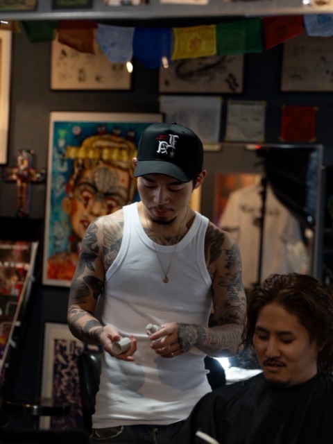 【Delinquent Bros JAPAN Styling📸】To live and Die in LA 5 Panel Snap Back Cap BLACK.Model : @ajito_by_popo
Support : @ajito_hair_works⬛︎ 営業時間 : 11:00~19:00
⬛︎ 北海道札幌市白石区北郷9条７丁目10-2
⬛︎ 駐車場有
⬛︎ 定休日はInstagram固定投稿にてご確認下さい。#delinquentbros
#デリンクエントブロス
#デリンクエント
#非行兄弟
#札幌