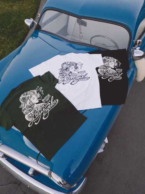 【Delinquent Bros × 山田蓮🇯🇵🇺🇸】現在Los Angelesにて活動をしているタトゥーアーティスト山田蓮との初コラボ。彼が現地LAで感じてるリアルなストリートの空気をDelinquent Brosのフィルターを通してグラフィックに落とし込んだ"Smoke & Ink"タバコをくわえたお馴染みのスケッチ、極太のスクリプト、そして非行兄弟の文字。山田蓮が描く今のLAが詰まりまくった最高のアートピースです。今回はキャップ、Tシャツ、長袖Tシャツの展開。ONLINE STORE発売日 : 8月16日 20:00店頭発売日 : 8月25日~※こちらの商品はクレジットカード決済のみとなっております、その他の決済にてご注文頂いた場合自動キャンセルとなります。※こちらの商品は8月25日より順次発送となりますのでご了承下さい。⬛︎ 営業時間 : 11:00~19:00
⬛︎ 北海道札幌市白石区北郷9条７丁目10-2
⬛︎ 駐車場有
⬛︎ 定休日はInstagram固定投稿にてご確認下さい。#delinquentbros
#デリンクエントブロス
#デリンクエント
#非行兄弟
#札幌