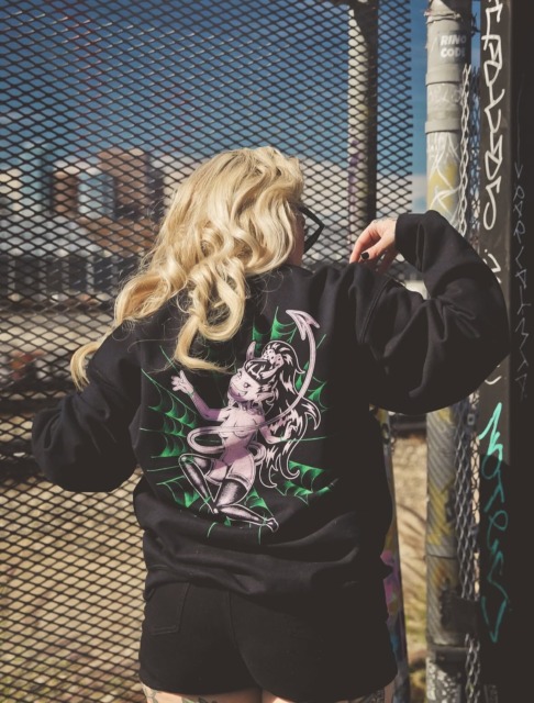 【New Item🇺🇸】Spider Trap Crew Neck Sweat Shirt"非行兄弟"のフロントが映えるクルーネックスウェットが入荷🇺🇸バックにはスパイダーネットにかかったデビルガールが妖艶に微笑む。暖かくなってきたこの春にオススメな1着。SIZE : S~XLCOLOR : GRAY / GREEN / BLACK⬛︎ 営業時間 : 11:00~19:00
⬛︎ 北海道札幌市白石区北郷9条７丁目10-2
⬛︎ 駐車場有
⬛︎ 定休日はInstagram固定投稿にてご確認下さい。#delinquentbros
#デリンクエントブロス
#デリンクエント
#非行兄弟
#札幌