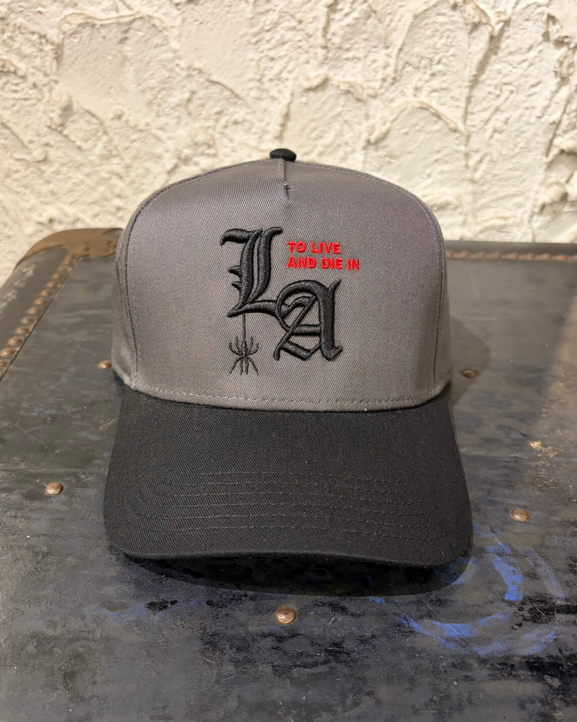 To live and Die in LA 5 Panel Snap Back Cap CHARCOAL×BLACK